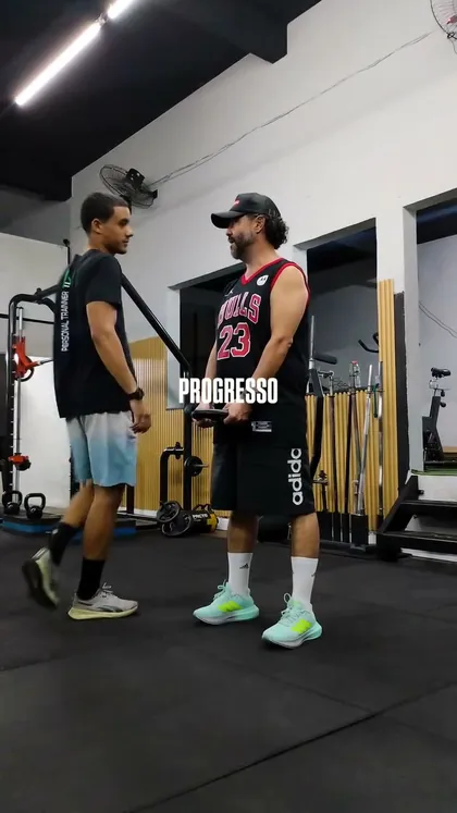 Aluna do No Limite Studio treinando com acompanhamento de personal trainer