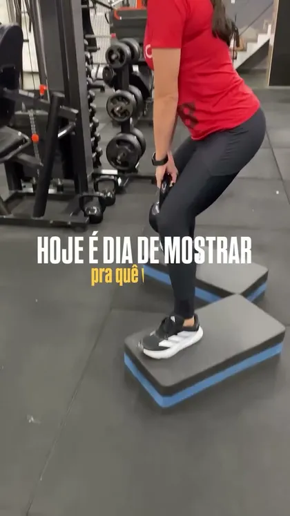Aluno do No Limite Studio treinando com acompanhamento de personal trainer