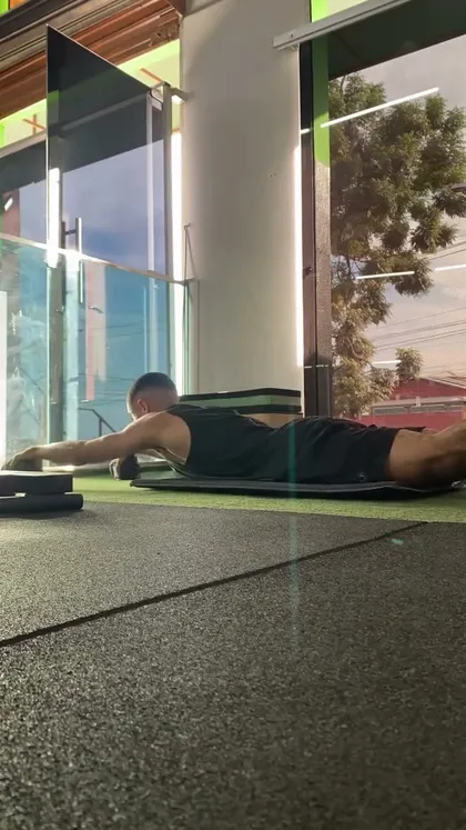 Aluno do No Limite Studio treinando com acompanhamento de personal trainer