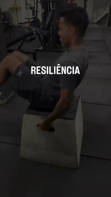 Aluno do No Limite Studio treinando com acompanhamento de personal trainer