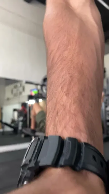 Aluna do No Limite Studio treinando com acompanhamento de personal trainer