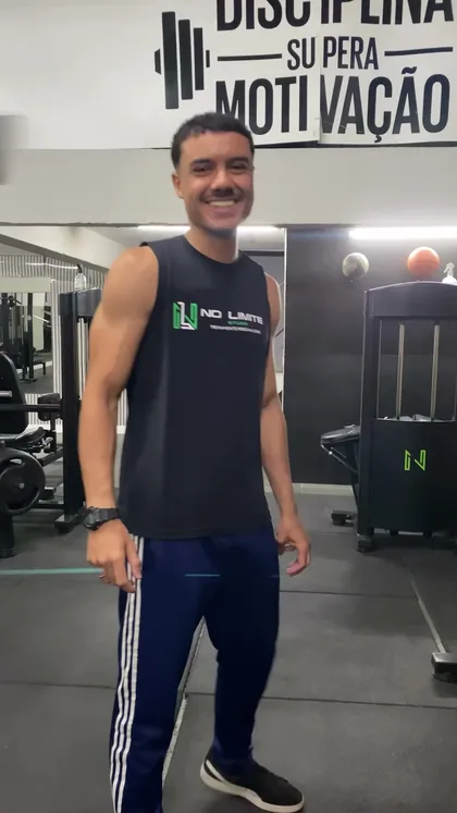 Aluno do No Limite Studio treinando com acompanhamento de personal trainer