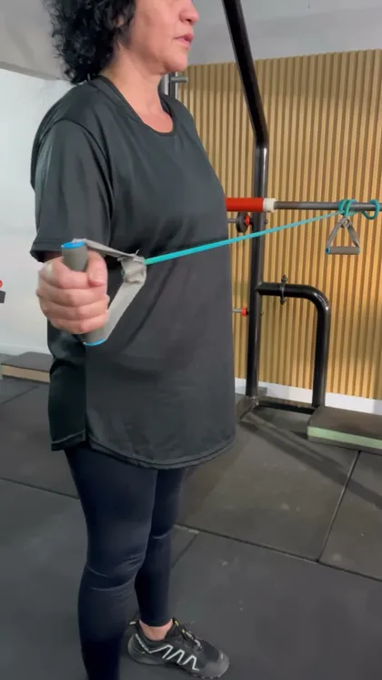 Aluna do No Limite Studio treinando com acompanhamento de personal trainer
