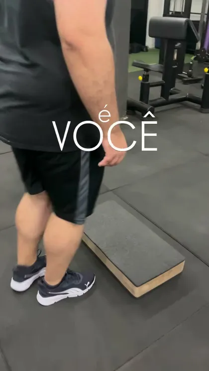 Aluno do No Limite Studio treinando com acompanhamento de personal trainer