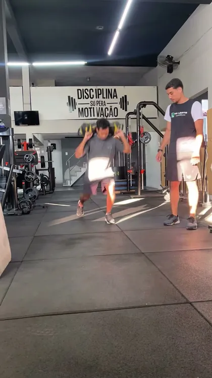 Aluna do No Limite Studio treinando com acompanhamento de personal trainer