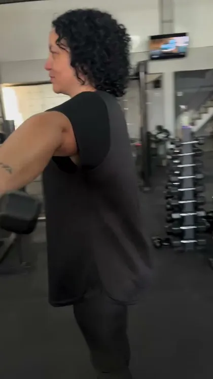 Aluno do No Limite Studio treinando com acompanhamento de personal trainer